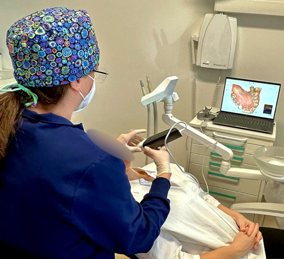 Procedura odontoiatrica eseguita su poltrona operativa