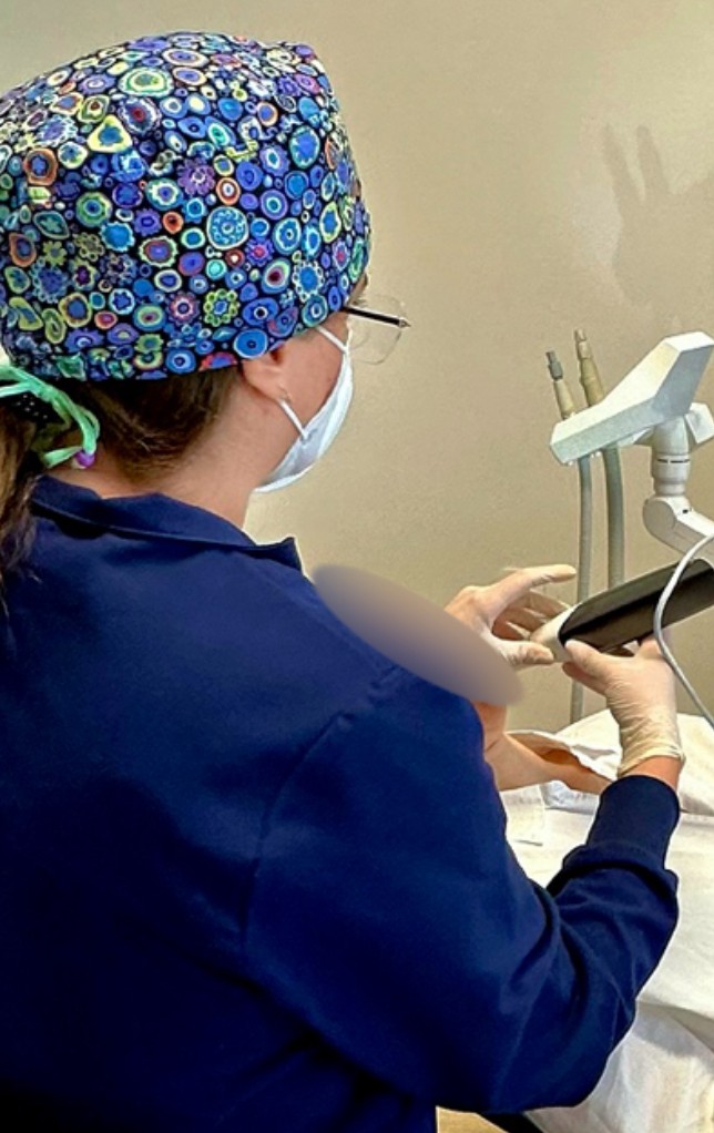 Clinica odontoiatrica moderna dotata di tecnologie digitali avanzate.