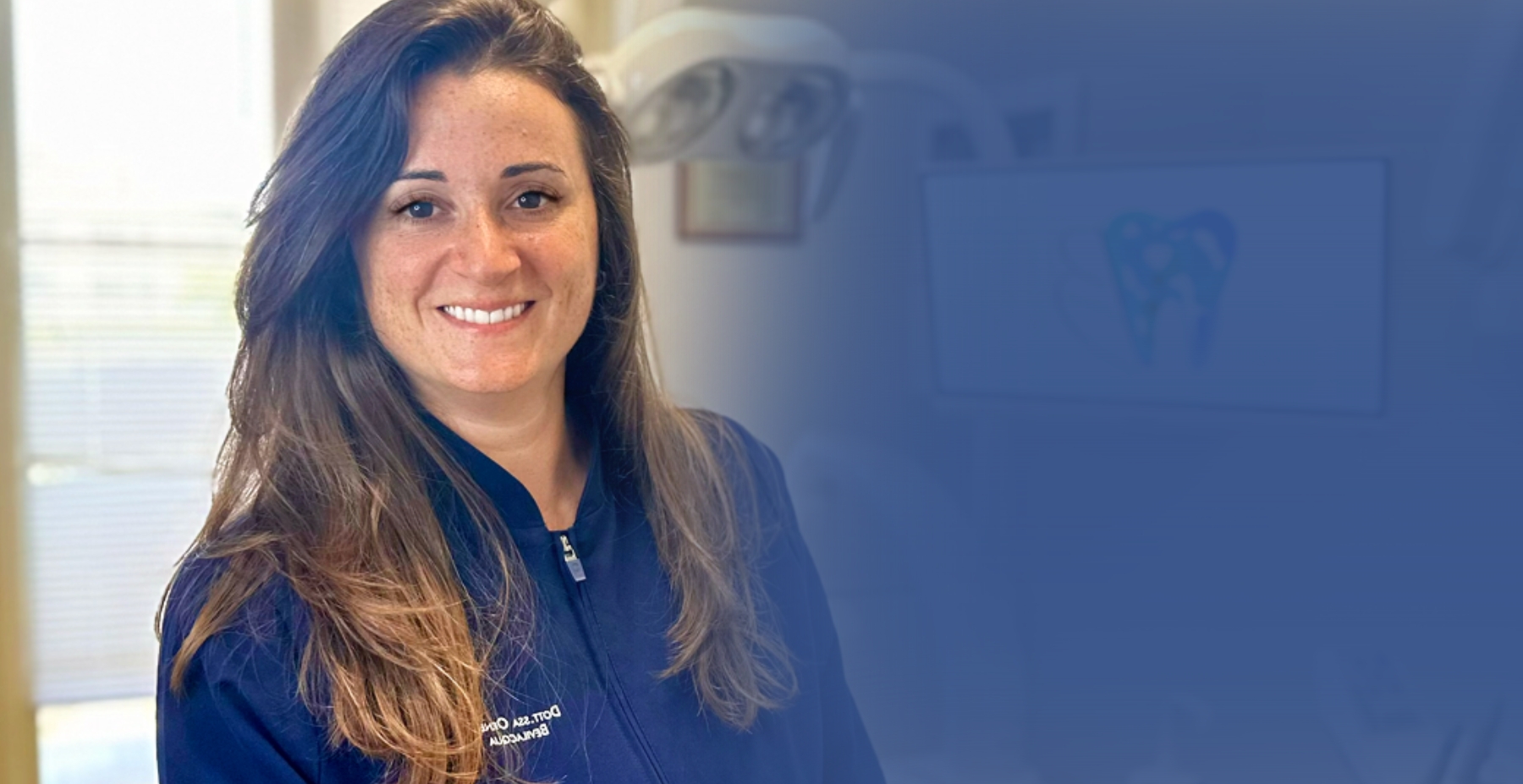 La Dott.ssa Ornella Bevilacqua mentre fornisce cure odontoiatriche personalizzate a un paziente.