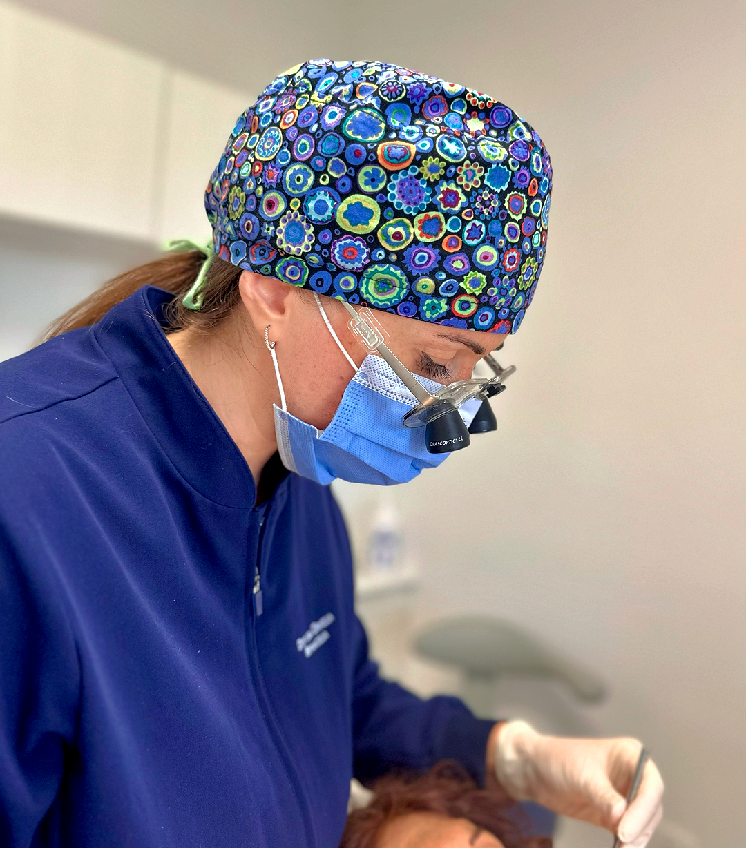 Dentista che fornisce cure odontoiatriche personalizzate durante una consulenza con il paziente.