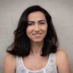 Paziente durante una consulenza in un ambiente odontoiatrico moderno e rassicurante